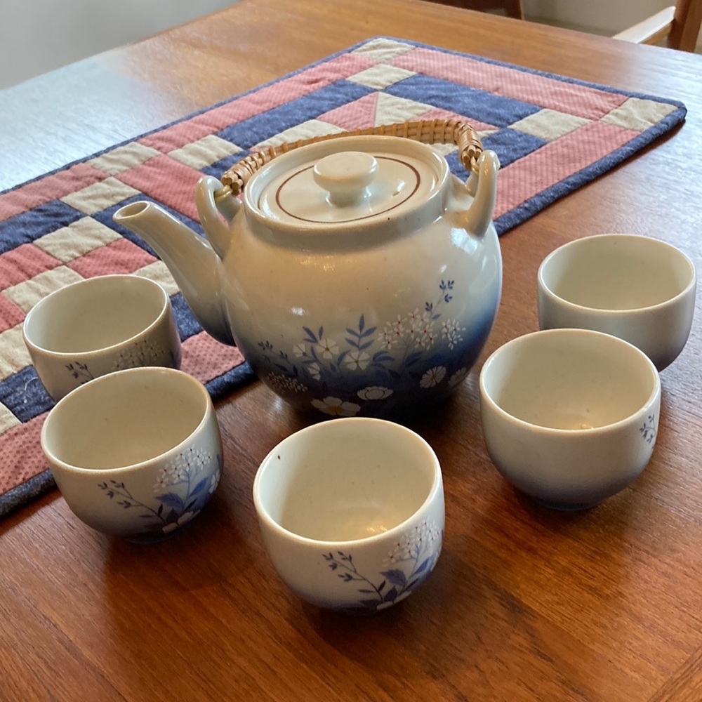 Ceramic tea pot with 5 teacups
